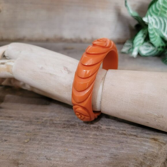 Vintage Carved Orange Bakelite Bangle Bracelet 3 Rosettes .75" Tested - Picture 6 of 11